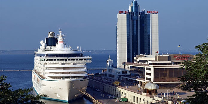 Корабль в порту Одессы