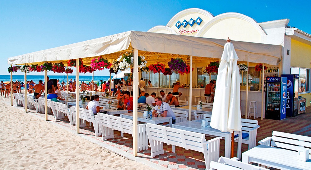 Кафе на берегу моря в Затоке